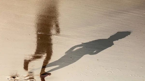 Pies Niño Corriendo Por Playa Agua Con Sombra Reflejo Agua — Foto de Stock
