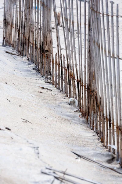 Clôture Pour Protection Des Dunes Sur Belle Plage Naturelle Endommagée — Photo