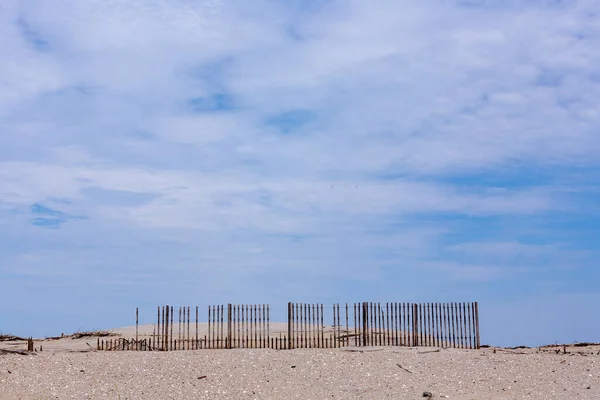 Zaun Zum Schutz Der Dünen Schönen Naturstrand Durch Wind Beschädigt — Stockfoto
