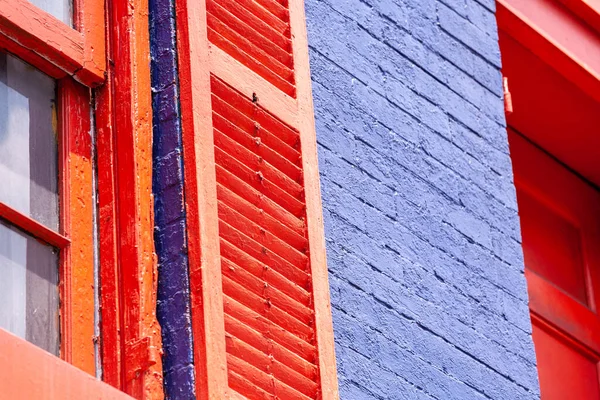 美国华盛顿历史上著名的红色木制百叶窗的细节 带有蓝色的维多利亚风格砖墙 — 图库照片