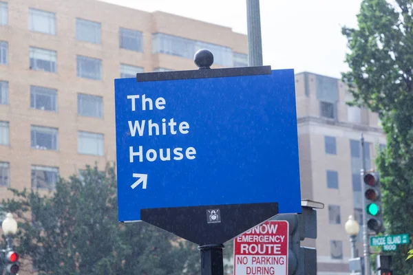 Podpisz Biały Dom Niebieskim Tłem Waszyngtonie Czasie Ulewnego Deszczu Usa — Zdjęcie stockowe