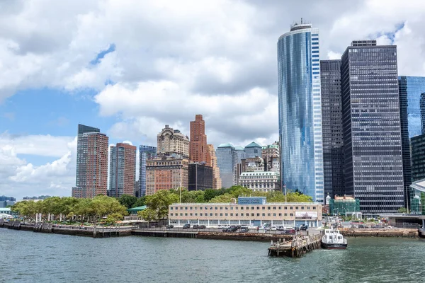 New York City Panorama Ile Manhattan Nehri Üzerinde Mavi Beyaz — Stok fotoğraf