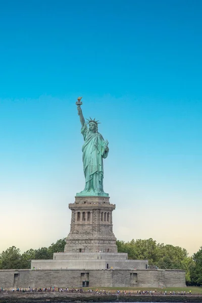 自由女神像在纽约市曼哈顿哈德逊河 — 图库照片