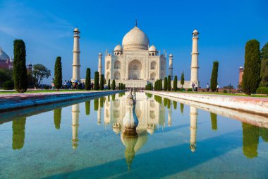 Agra, Hindistan - 15 Kasım 2011: Hindistan 'da insanlar Taj Mahal' i göletteki yansımalarla ziyaret ediyorlar.