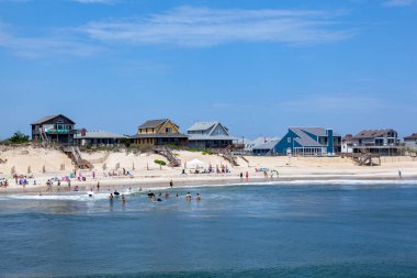 Nags Head, ABD - 18 Temmuz 2010: İnsanlar Nags Head, ABD 'de banyo yapmayı seviyor. 1830 'larda ilk turist kolonisi olarak kurulmuş. İlk okyanus kıyısındaki kulübe 1855 'te Dr. W.G. tarafından buraya inşa edildi. Havuz.