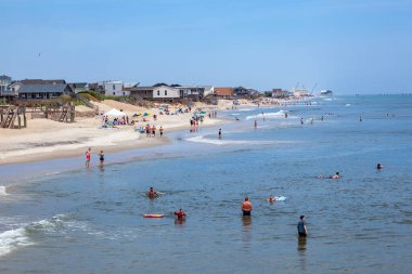 Nags Head, ABD - 18 Temmuz 2010: İnsanlar Nags Head, ABD 'de banyo yapmayı seviyor. 1830 'larda ilk turist kolonisi olarak kurulmuş. İlk okyanus kıyısındaki kulübe 1855 'te Dr. W.G. tarafından buraya inşa edildi. Havuz.