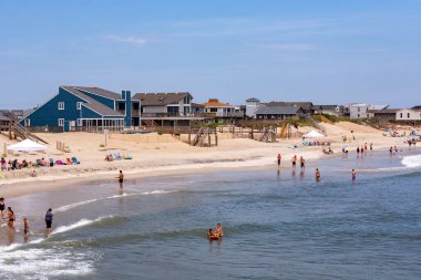 Nags Head, ABD - 18 Temmuz 2010: İnsanlar Güney Carolina 'daki Nags Head plajının tadını çıkarıyorlar. Güzel ahşap kulübeler sahil kenarında..