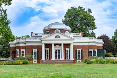 Charlottesville, Virginia - 17 Temmuz 2010: Thomas Jefferson 'un Monticello arazisinin çimenlikten görünüşü.