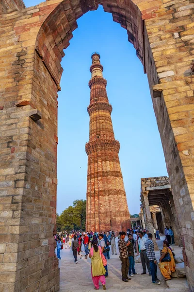 新德里 2011 人访问 Qutb 世界砖建尖塔高 1193年至 1386 — 图库照片