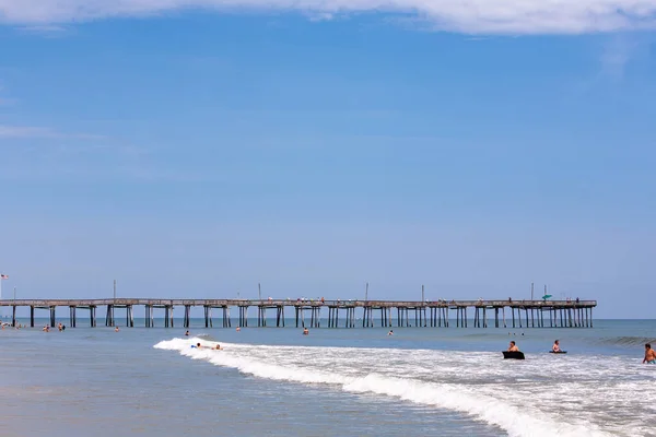 Nags Head Usa July 2010 People Enjoy Old Wooden Pier — Stock Photo, Image