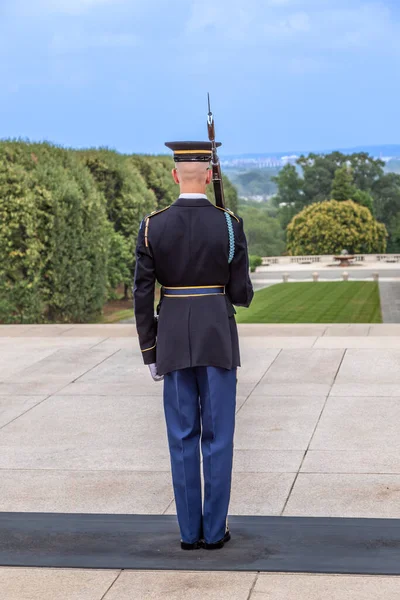 美国华盛顿 2010年7月15日 下午在美国华盛顿阿灵顿公墓一名身份不明的士兵的墓前更换卫兵 — 图库照片