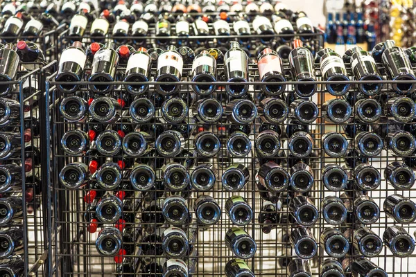 ワシントン アメリカ 2010年7月15日 赤と白のワインボトルの大きな選択を持つ食品店でのワインラック — ストック写真
