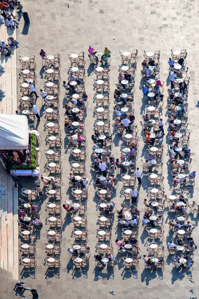 意大利威尼斯 2007年4月11日 圣马可广场上的游客喂大群鸽子 圣马可广场是威尼斯最大 最有名的广场 — 图库照片