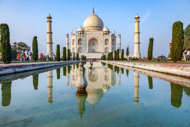 Agra, Hindistan - 15 Kasım 2011: Hindistan 'da insanlar Taj Mahal' i göletteki yansımalarla ziyaret ediyorlar.
