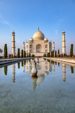 Agra, Hindistan - 15 Kasım 2011: Hindistan 'da insanlar Taj Mahal' i göletteki yansımalarla ziyaret ediyorlar.