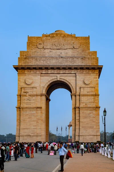 Delhi Indien November 2011 Människor Besöker Berömda India Gate Delhi — Stockfoto