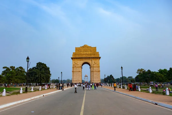 Delhi Indien November 2011 Menschen Besuchen Das Berühmte Indische Tor — Stockfoto