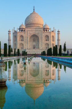 Sabah ışığında Taj Mahal, Arapça 'da İngilizce anlamına gelen Kur' an 'ın yazısıyla: Bu dünyada iyi bir Müslüman olarak yaşamak için bir davetiyedir, Agra.