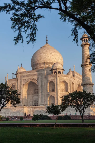 タージ マハル Taj Mahal 朝の光の中で アラビア文字でアラビア文字のコランの碑文が刻まれている これは 良きムスリムとして地球に住むための招待状である アグラ — ストック写真