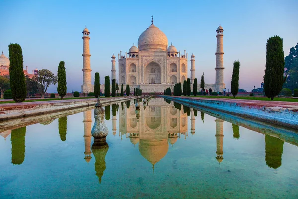 タージ マハル Taj Mahal 朝の光の中で アラビア文字でアラビア文字のコランの碑文が刻まれている これは 良きムスリムとして地球に住むための招待状である アグラ — ストック写真