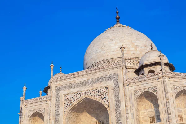 泰姬陵在印度蓝天下 在阿拉伯字母中刻有科兰字样 意思是英语 这是一个好的穆斯林阿格拉人在地球上生活的邀请 — 图库照片