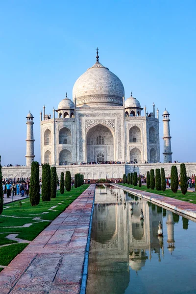 泰姬陵 Taj Mahal 在印度的池塘中倒影 并在阿拉伯字母中刻有科兰 Coran 的英文意思 这是一个好的穆斯林阿格拉人生活在地球上的邀请 — 图库照片