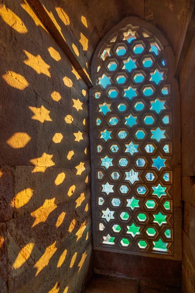 Qutb Minar Delhi Rzeźby Piaskowcu Okna Daje Wzór Niebo Gwiazdami — Zdjęcie stockowe