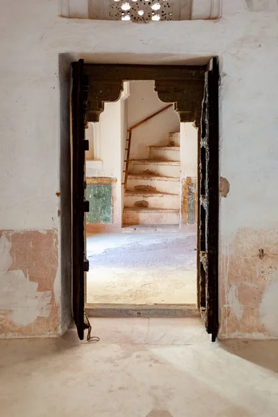 印度斋浦尔 琥珀要塞的内部细节景观 装饰五彩斑斓 但楼梯陈旧而破损 — 图库照片