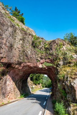 Manzaralı, şeytanlar Avrupa, Fransa 'nın Vosges bölgesinde sokak tüneli ile sallanıyorlar.