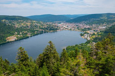 Gerardmer köyüne göl ve yelkenli tekneler, Fransa