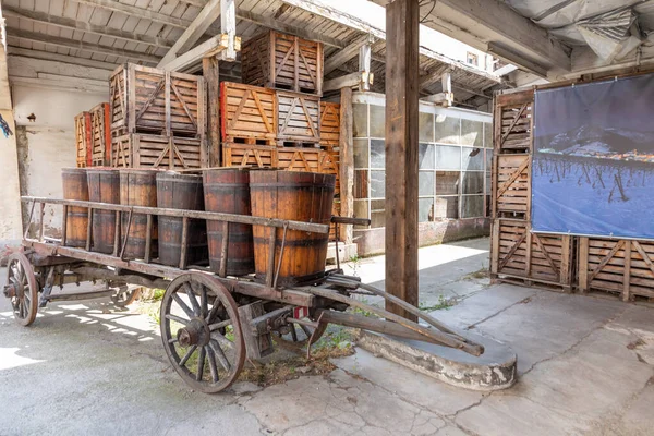フランスのRibeauvilleにワイン樽を輸送する歴史的な古い木製のカート — ストック写真