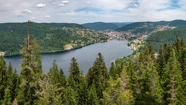 호수와 돛단배를 게르하르트 마을을 프랑스 — 스톡 사진