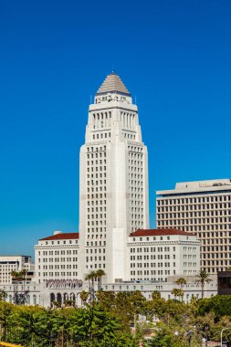 Los Angeles tarihi belediye binası mavi gökyüzü altında, ABD