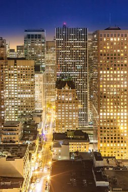 San Francisco gökdelenin cephe ile hava gece.