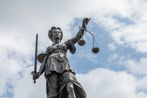 Giustizia Signora Francoforte Con Spada Cielo Nuvoloso Come Simbolo Giustizia — Foto Stock