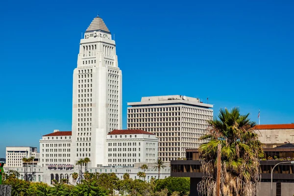 洛杉矶历史性的市政厅在蓝天之下 — 图库照片
