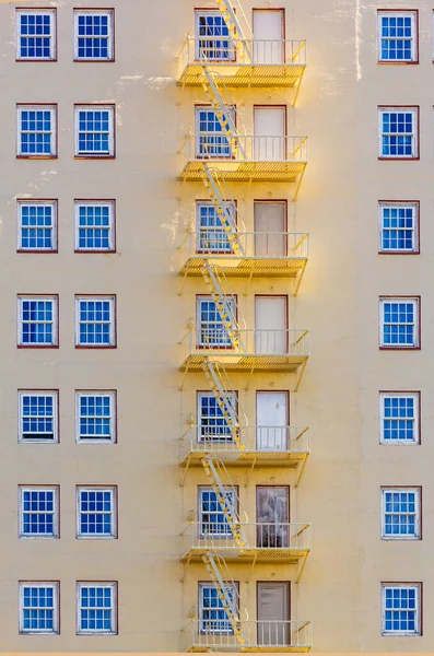火災避難はしごでホテルの正面 — ストック写真