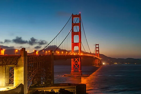 Arabalar Akşam Golden Gate Köprüsü Nde Mavi Gökyüzünün Altında — Stok fotoğraf
