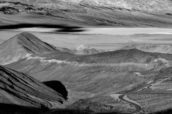 Route Sinueuse Panoramique Travers Désert Vallée Mort Avec Crête Montagne — Photo