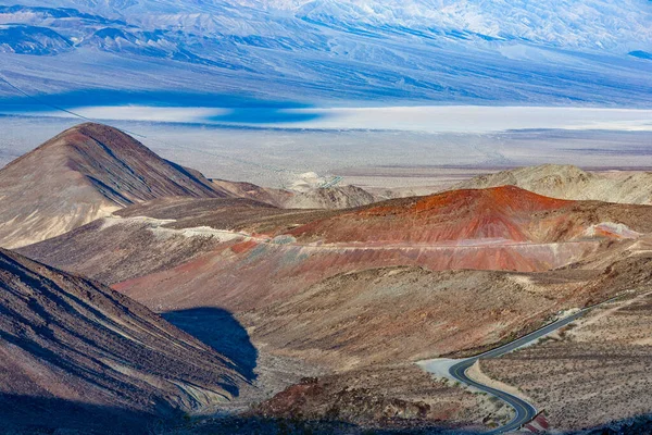 Schilderachtige Kronkelende Weg Door Dood Vallei Woestijn Met Bergrug Aan — Stockfoto