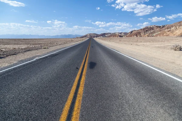 Straße Durch Die Wüste Des Death Valley Mit Bergrücken Bei — Stockfoto