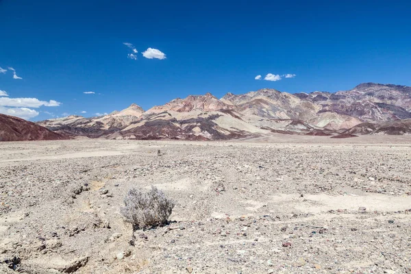 Woestijn Dood Vallei Met Bergen Een Struik Eart Onder Blauwe — Stockfoto