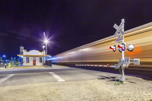 Ferrovia Che Attraversa Notte Con Cartello Kingman — Foto Stock