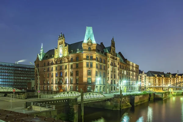 Шпайхерштадт Гамбурге Ночью Железным Мостом — стоковое фото