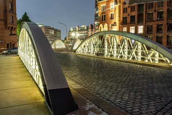 Speicherstadt Hamburku Noci Dlážděnými Kameny Železným Mostem — Stock fotografie
