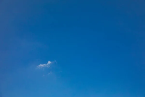 Blue Clear Sky One Very Small Cloud Symbolizing Harmony — Stock Photo, Image