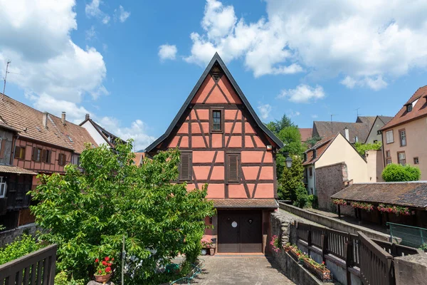 Vosces Bölgesindeki Kaysersberg Köyündeki Küçük Bir Derede Yarım Kereste Binalarının — Stok fotoğraf