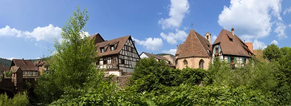 Vosges地域のKaysersbergの村にお店やカフェがある半木造の建物の絵のようなカラフルな景色 — ストック写真