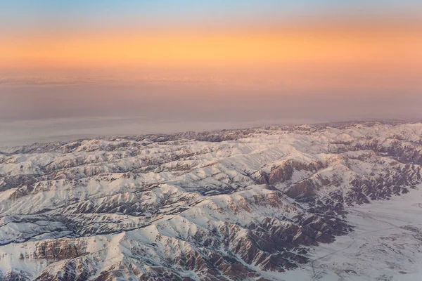 カザフスタンやキルギスタンの山々に飛行機からの美しい景色 — ストック写真