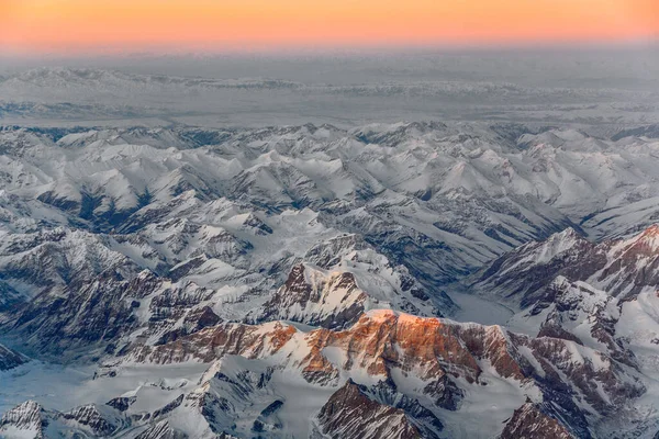 Schöne Aussicht Aus Dem Flugzeug Auf Die Schneebedeckten Berge Des — Stockfoto